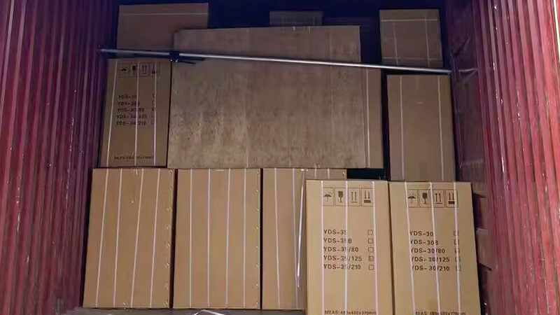 30升35升液氮罐在裝車(chē),發(fā)貨新加坡